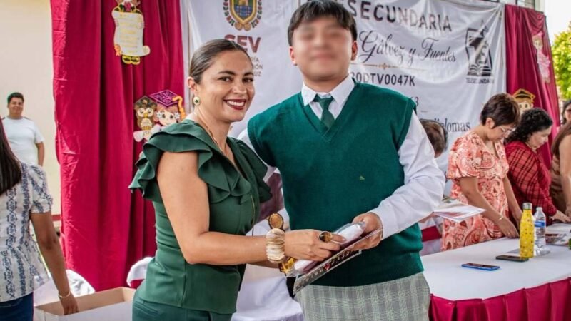 SE GRADUAN ALUMNOS DE TELESECUNDARIA DE IXHUATLÁN