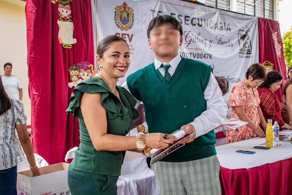 SE GRADUAN ALUMNOS DE TELESECUNDARIA DE IXHUATLÁN