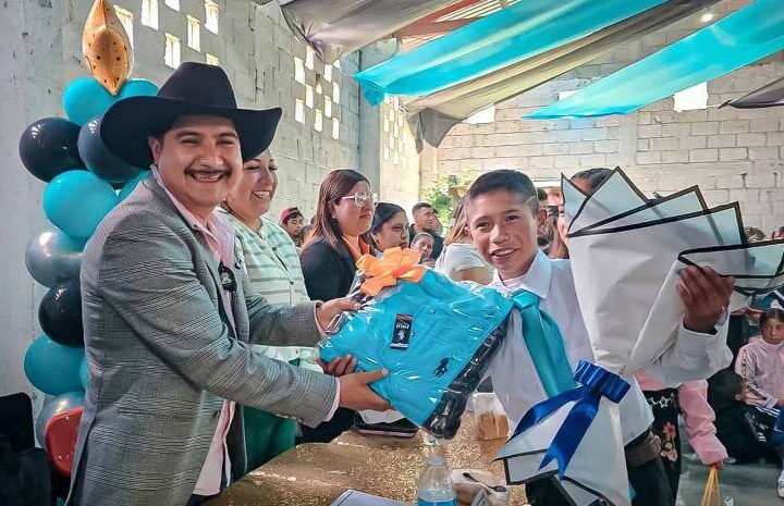SE GRADUAN DE TELESECUNDARIA DE TLACOTIOPA