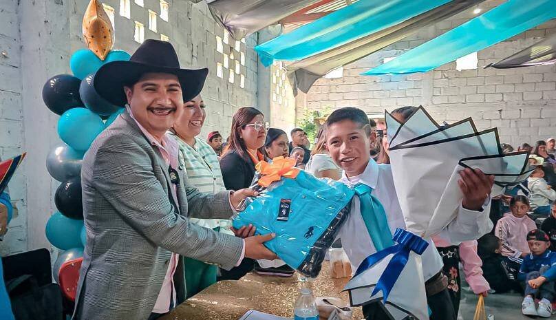 SE GRADUAN DE TELESECUNDARIA DE TLACOTIOPA