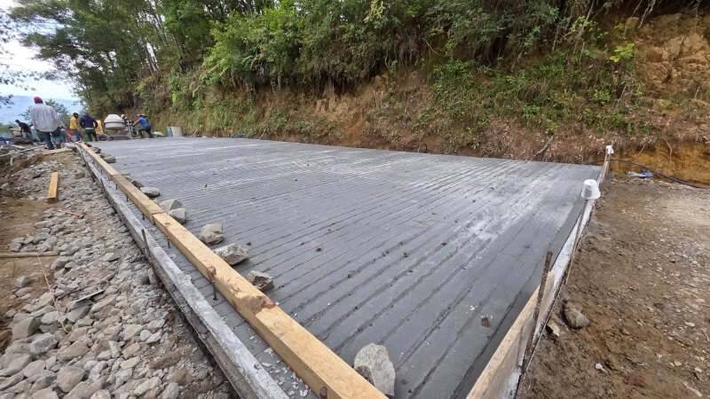 SUPERVISAN OBRAS EN ALPATLÁHUAC