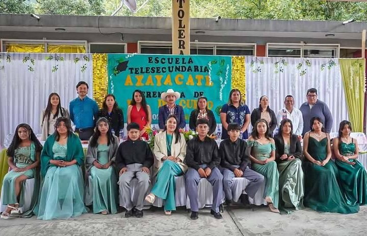ISRAEL SANDOVAL APADRINA A TELESECUNDARIA DE ATOTONILCO