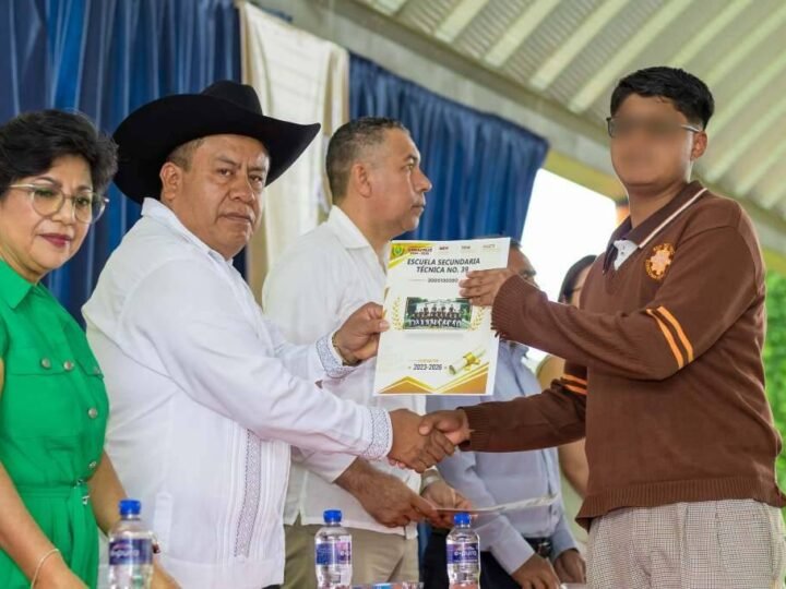 CULMINAN ESTUDIOS ALUMNOS DE SECUNDARIA TÉCNICA DE COSCO
