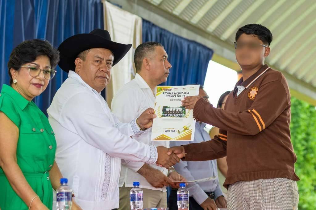 CULMINAN ESTUDIOS ALUMNOS DE SECUNDARIA TÉCNICA DE COSCO