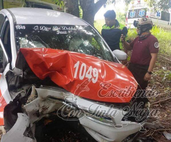 SE ESTRELLA TAXISTA CONTRA ÁRBOL Y MUERE