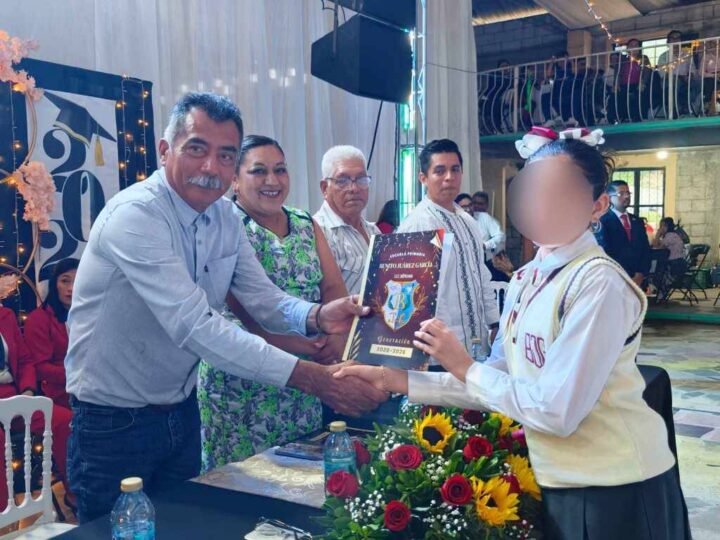 SE GRADUAN DE PRIMARIA BENITO JUÁREZ DE TOMATLÁN