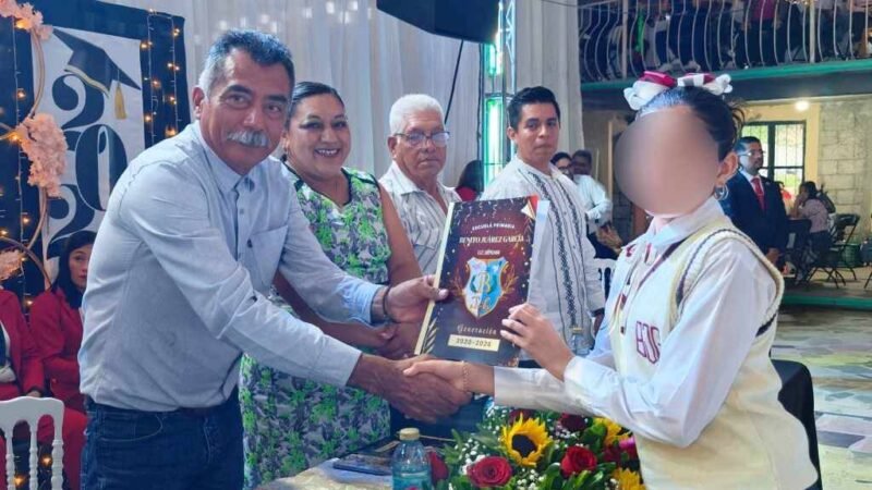 SE GRADUAN DE PRIMARIA BENITO JUÁREZ DE TOMATLÁN