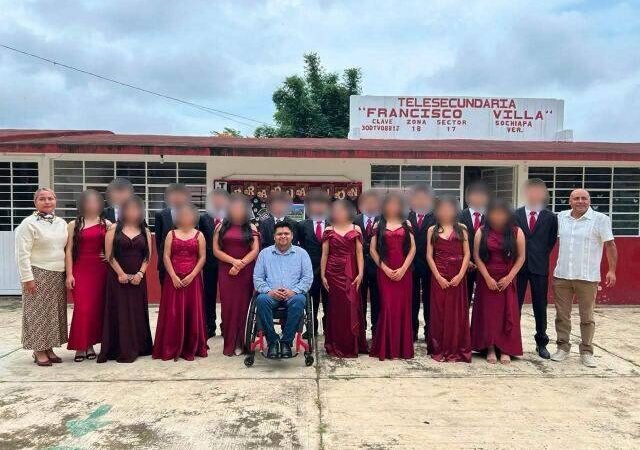 APADRINA DIPUTADO OMAR BLANCO A EGRESADOS DE SOCHIAPA