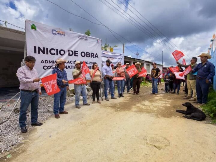 ALCALDE DE COSCOMATEPEC DA BANDERAZO DE PAVIMENTACIÓN EN TENIXTEPEC