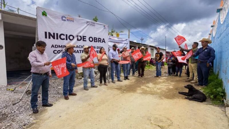 ALCALDE DE COSCOMATEPEC DA BANDERAZO DE PAVIMENTACIÓN EN TENIXTEPEC