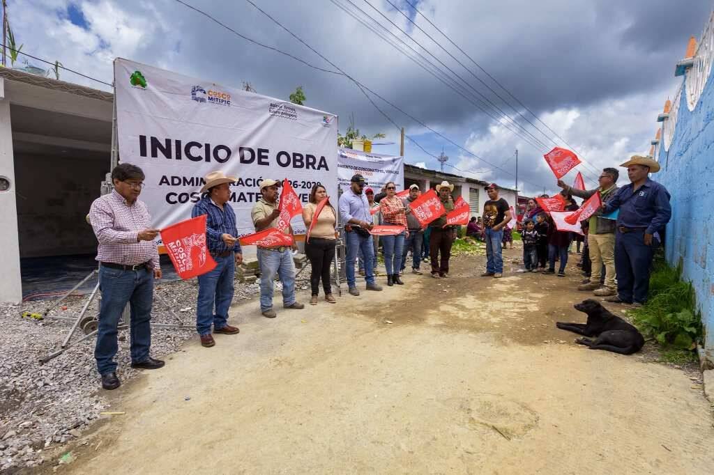 ALCALDE DE COSCOMATEPEC DA BANDERAZO DE PAVIMENTACIÓN EN TENIXTEPEC