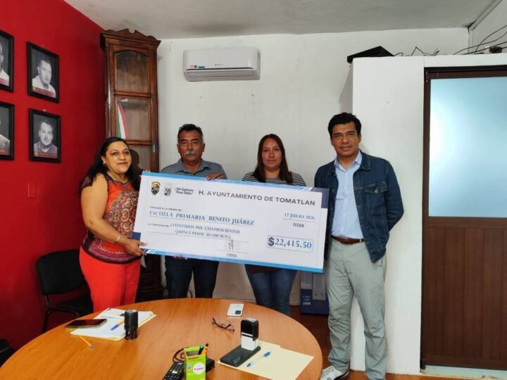 RESPALDA AYUNTAMIENTO A ESCUELAS DE TOMATLÁN; ENTREGA ALCALDE APOYO A PRIMARIA