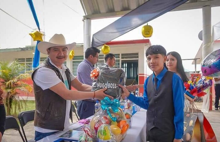 SE GRADUAN DE TELESECUNDARIA DE AHUIHUIXTLA