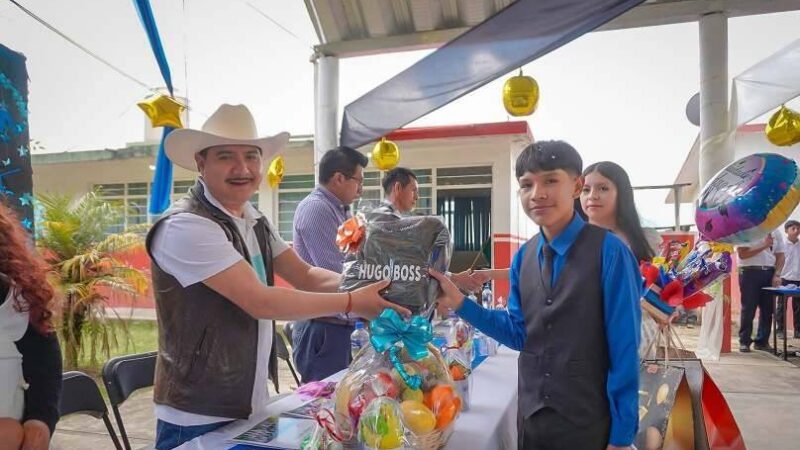 SE GRADUAN DE TELESECUNDARIA DE AHUIHUIXTLA