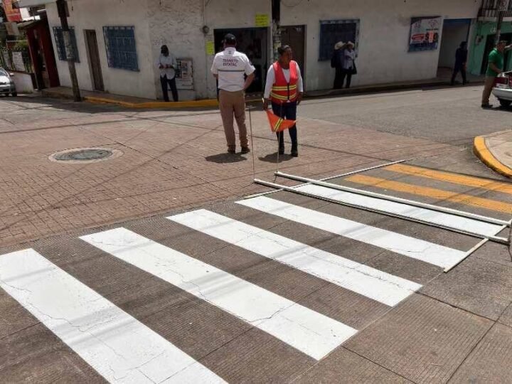 REALIZAN BALIZAMIENTO DE VIALIDADES EN TOTUTLA