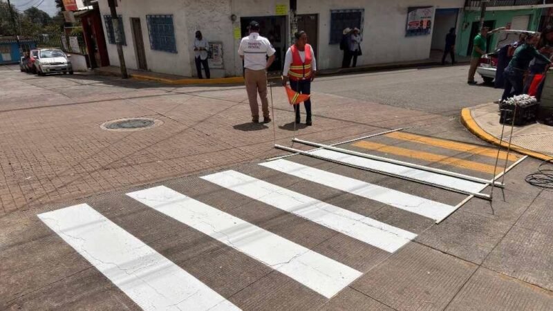REALIZAN BALIZAMIENTO DE VIALIDADES EN TOTUTLA