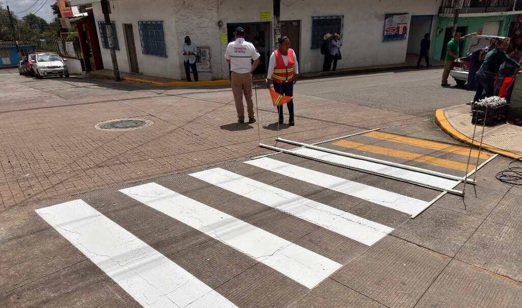 REALIZAN BALIZAMIENTO DE VIALIDADES EN TOTUTLA