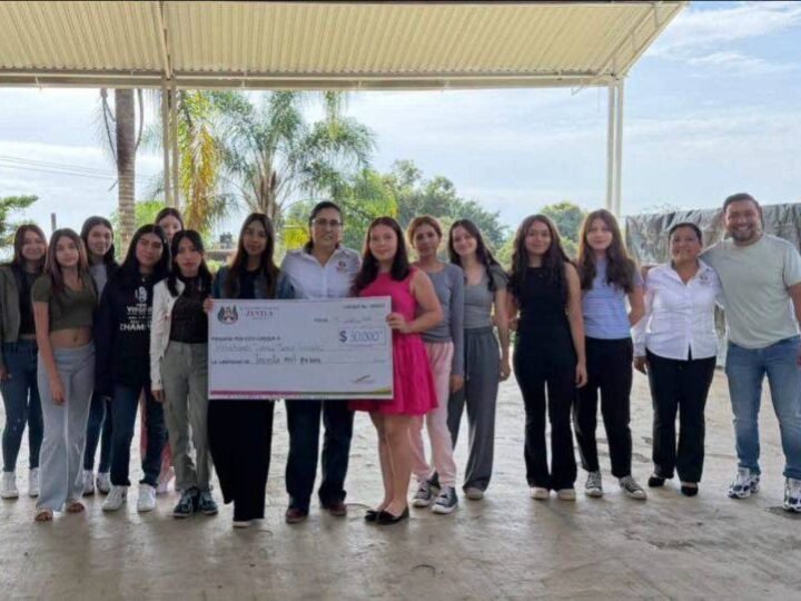 ENTREGAN PREMIOS A GANADORES DE DESFILE DE COMPARSAS