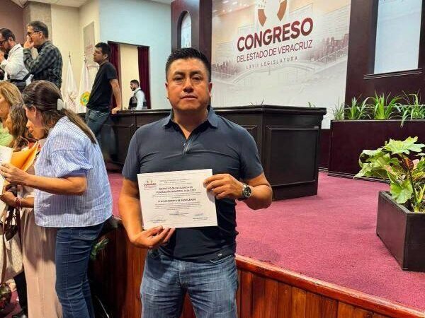 ENTREGAN DISTINTIVO DE EXCELENCIA EN PLANEACIÓN A MUNICIPIO DE ALPATLÁHUAC