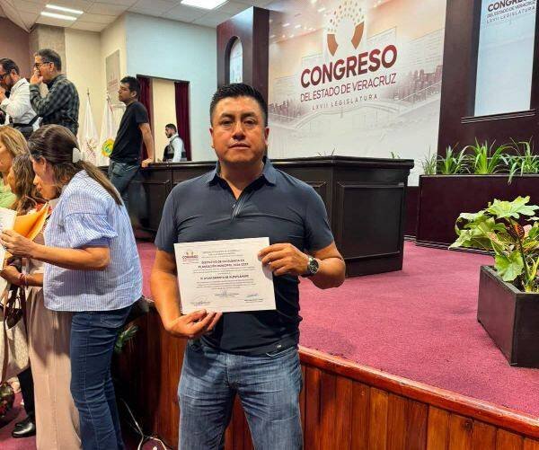 ENTREGAN DISTINTIVO DE EXCELENCIA EN PLANEACIÓN A MUNICIPIO DE ALPATLÁHUAC