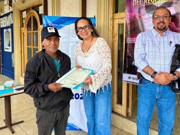 ENTREGAN EN CHOCAMÁN ACTAS DE NACIMIENTO EXTEMPORANEAS