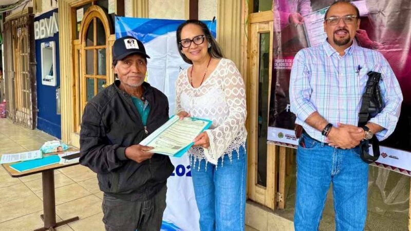 ENTREGAN EN CHOCAMÁN ACTAS DE NACIMIENTO EXTEMPORANEAS