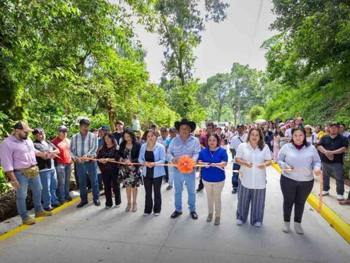 ALCALDE DE COSCO INAUGURA PAVIMENTACIÓN EN CUATOLONTITLA