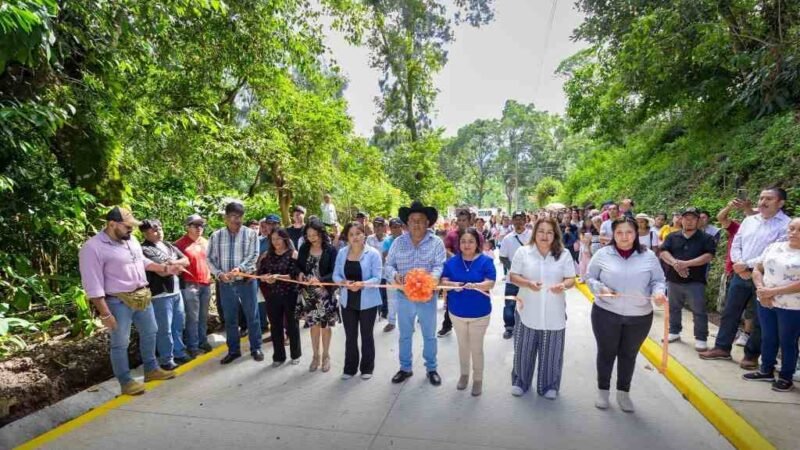 ALCALDE DE COSCO INAUGURA PAVIMENTACIÓN EN CUATOLONTITLA