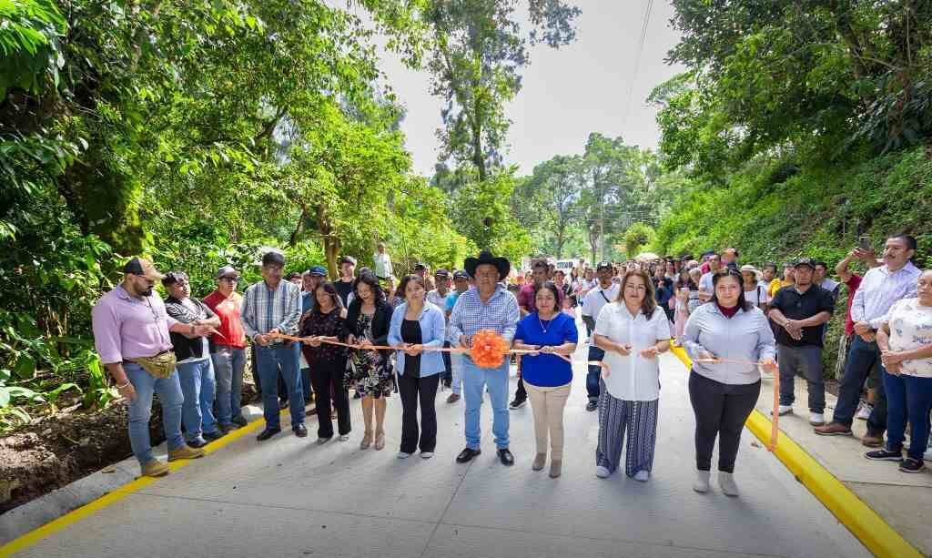 ALCALDE DE COSCO INAUGURA PAVIMENTACIÓN EN CUATOLONTITLA
