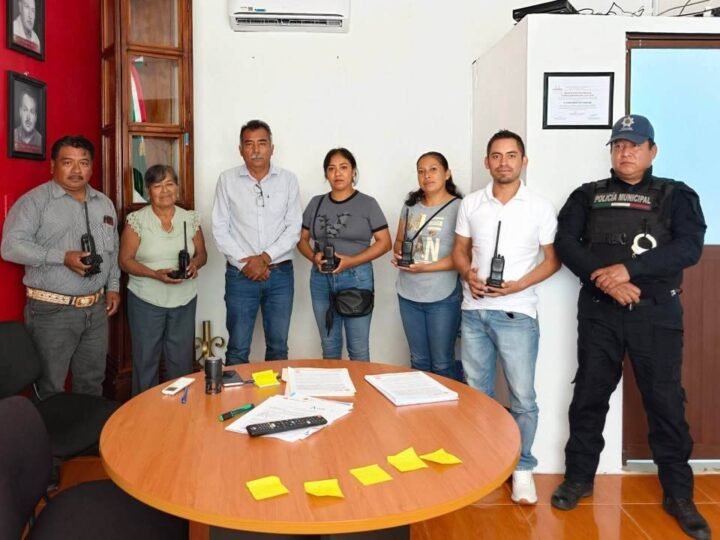 ENTREGAN EQUIPOS DE COMUNICACIÓN A AGENTES MUNICIPALES DE TOMATLÁN