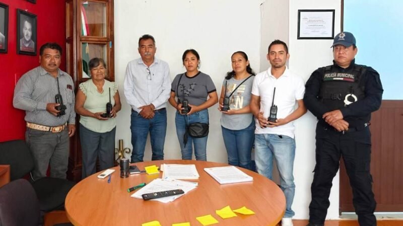 ENTREGAN EQUIPOS DE COMUNICACIÓN A AGENTES MUNICIPALES DE TOMATLÁN