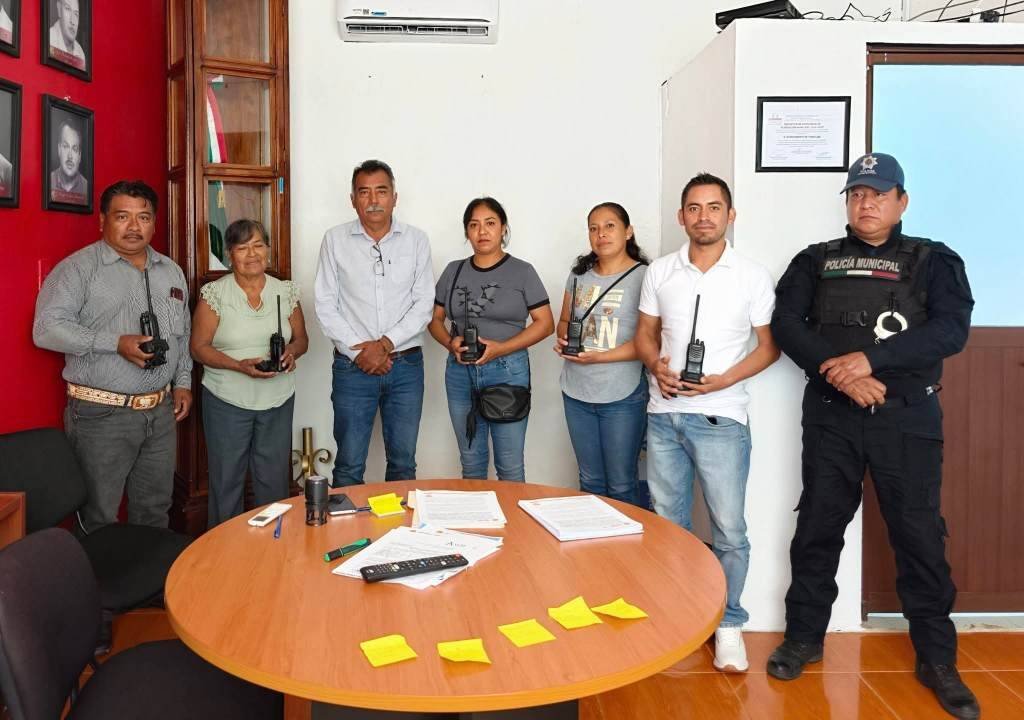 ENTREGAN EQUIPOS DE COMUNICACIÓN A AGENTES MUNICIPALES DE TOMATLÁN