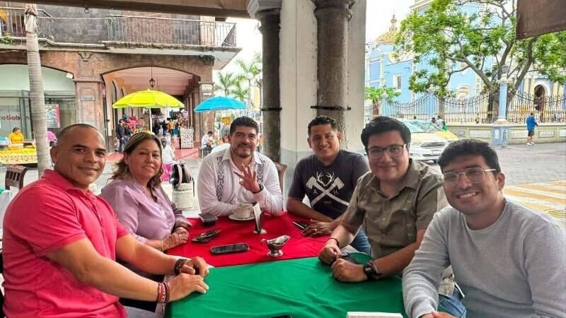 ADOCTRINA ZENYAZEN A SÍNDICA Y REGIDOR; QUIERE CONTROLAR EL AYUNTAMIENTO