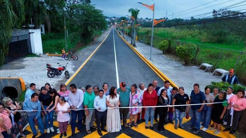 ALCALDE DE FORTÍN INAUGURA CALLE DEL RECINTO FERIAL