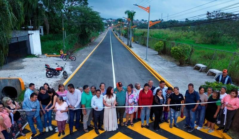ALCALDE DE FORTÍN INAUGURA CALLE DEL RECINTO FERIAL