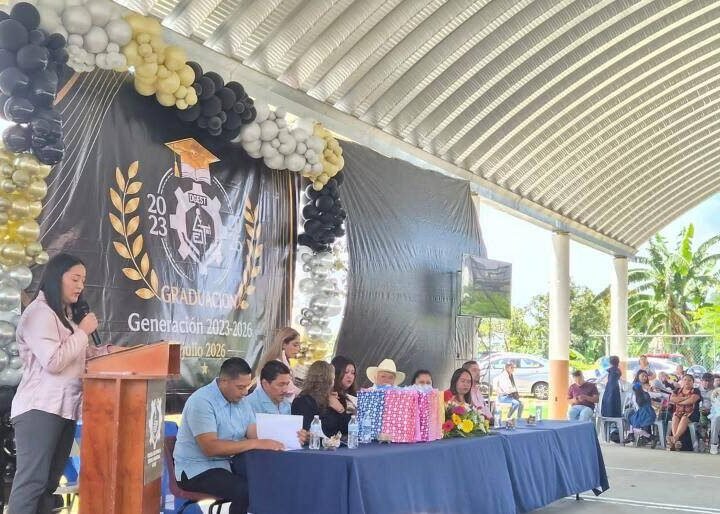 CELEBRAN CEREMONIA DE GRADUACIÓN EN SECUNDARIA TÉCNICA DE CHOCAMÁN