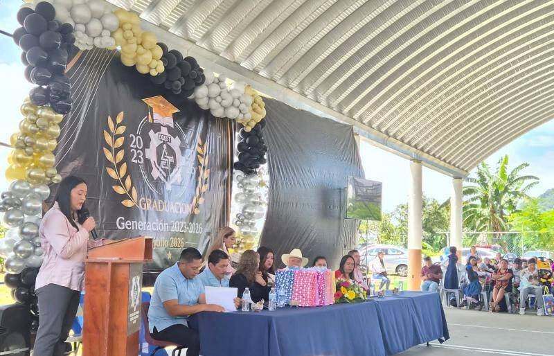 CELEBRAN CEREMONIA DE GRADUACIÓN EN SECUNDARIA TÉCNICA DE CHOCAMÁN