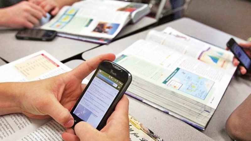 ANALIZAN REGLAMENTAR USO DE CELULARES EN ESCUELAS POR RETOS VIRALES