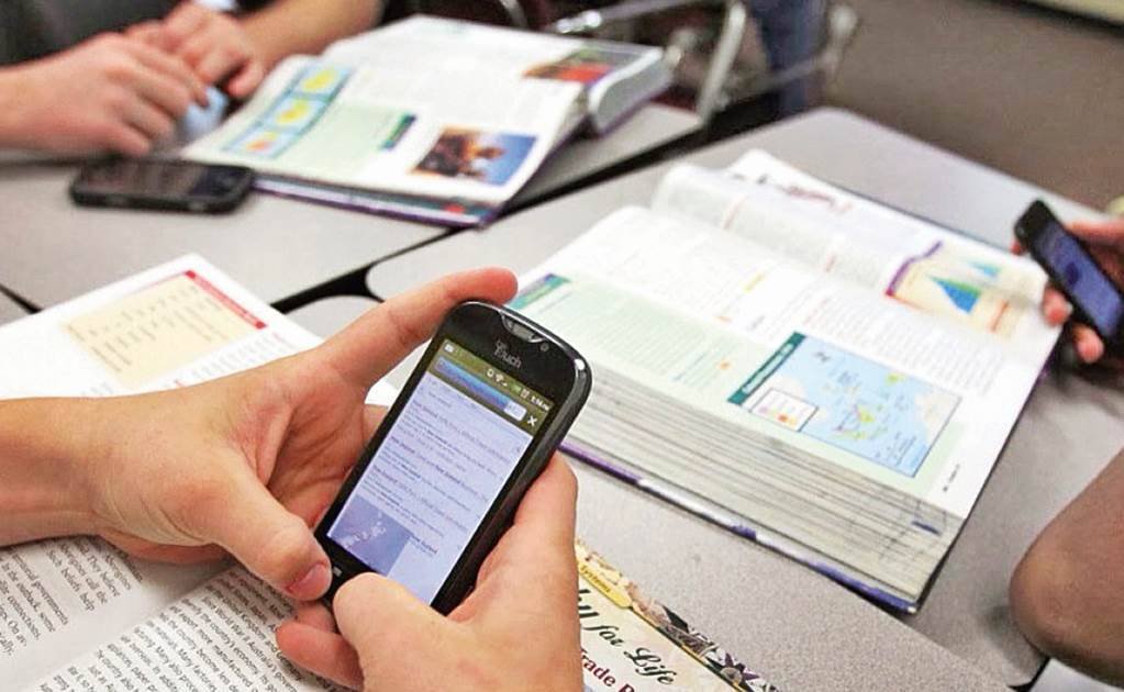 ANALIZAN REGLAMENTAR USO DE CELULARES EN ESCUELAS POR RETOS VIRALES