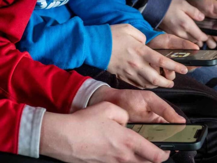 FRANCIA PROHÍBE ACCESO A REDES SOCIALES PARA MENORES DE 15 AÑOS