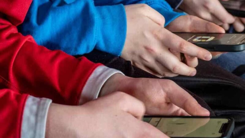 FRANCIA PROHÍBE ACCESO A REDES SOCIALES PARA MENORES DE 15 AÑOS