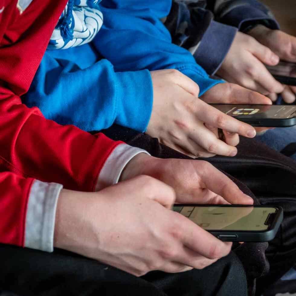 FRANCIA PROHÍBE ACCESO A REDES SOCIALES PARA MENORES DE 15 AÑOS