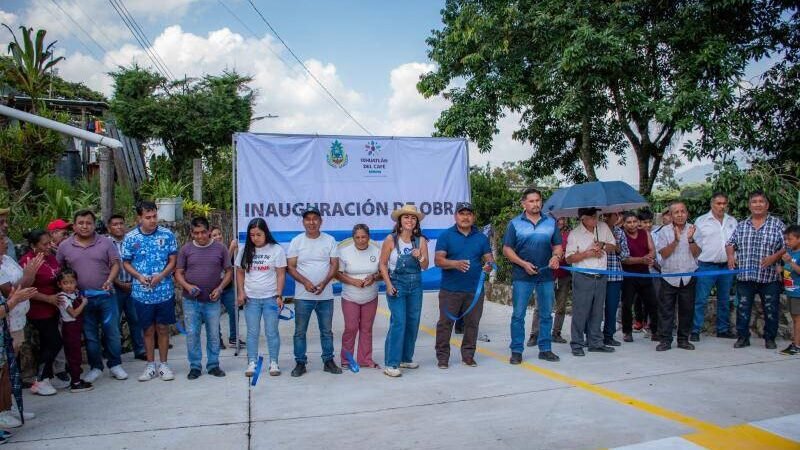 INAUGURAN CALLE EN POTRERILLO EN IXHUATLÁN DEL CAFÉ