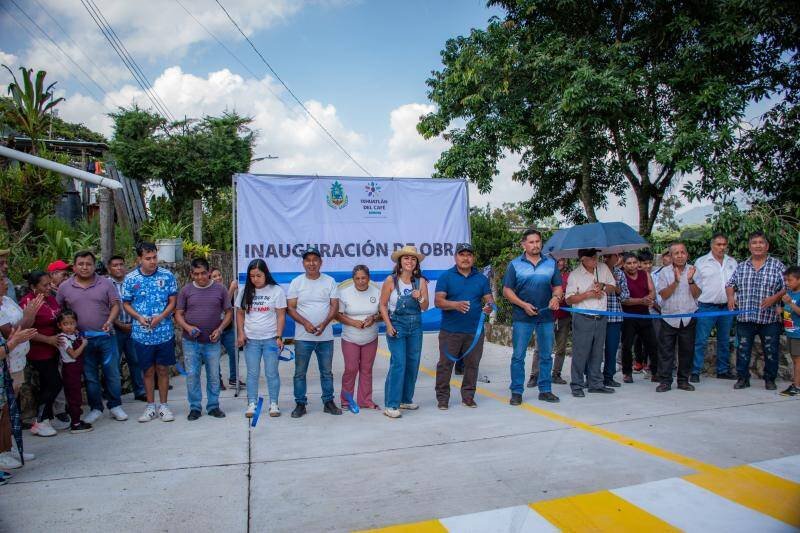 INAUGURAN CALLE EN POTRERILLO EN IXHUATLÁN DEL CAFÉ
