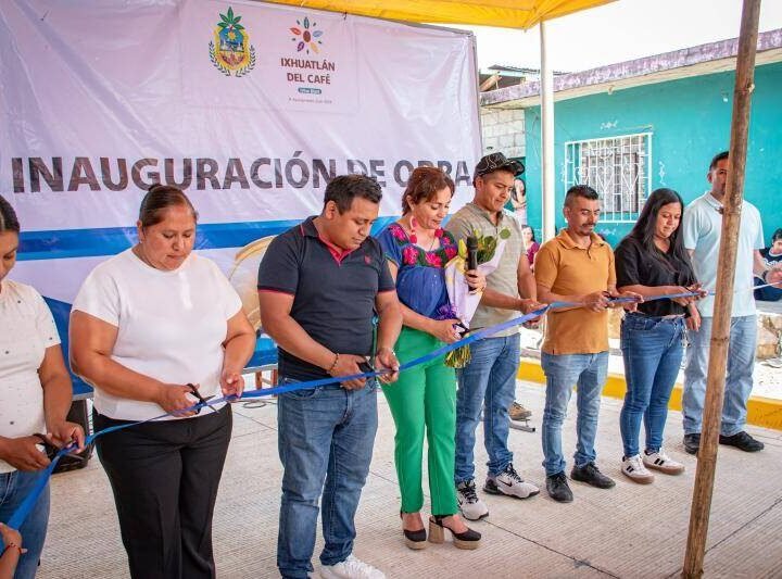 ALCALDESA DE IXHUATLÁN INAUGURA OBRA EN LA TROJE