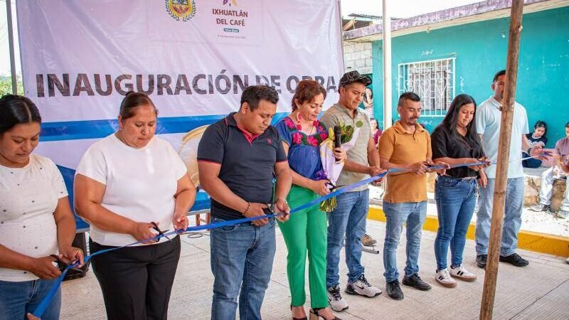 ALCALDESA DE IXHUATLÁN INAUGURA OBRA EN LA TROJE