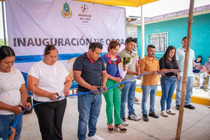 ALCALDESA DE IXHUATLÁN INAUGURA OBRA EN LA TROJE