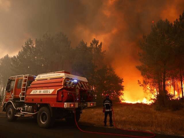 CRECE LA CRISIS POR INCENDIOS EN ESPAÑA Y FRANCIA; 260 MIL PERSONAS EVACUADAS