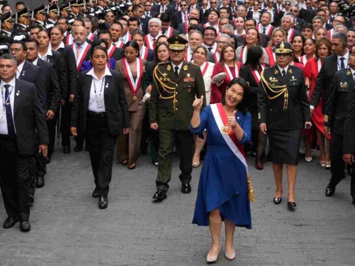 LA DERECHISTA KEIKO FUJIMORI ASUME LA PRESIDENCIA DE PERÚ