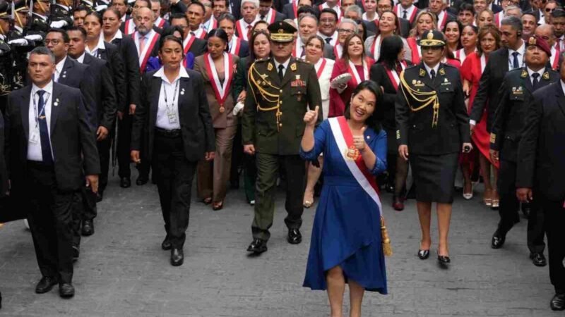 LA DERECHISTA KEIKO FUJIMORI ASUME LA PRESIDENCIA DE PERÚ